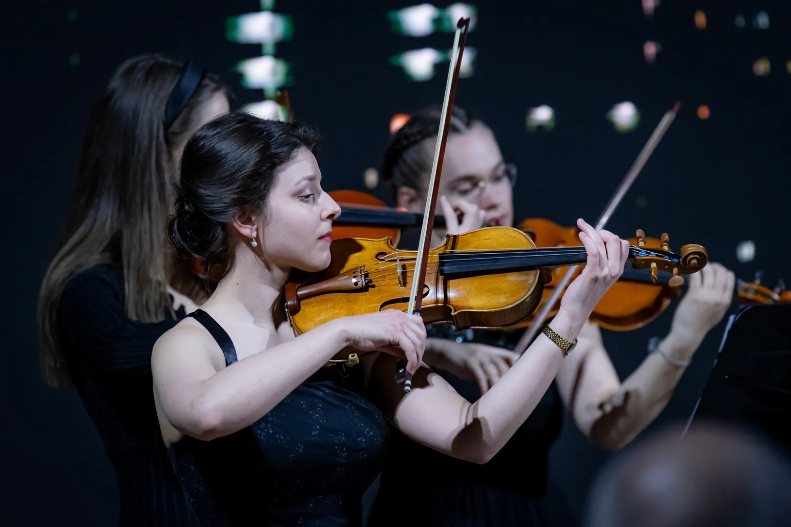 Fourteen students from Széchenyi István University participated in the tour, performing on violin, viola, cello, and double bass. (Photo: András Adorján)